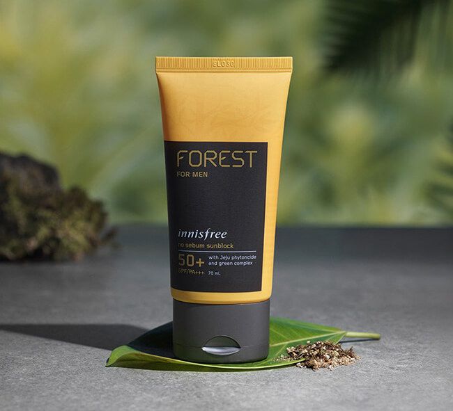 Kem Chống Nắng Innisfree No-Sebum Sunblock - Bức ảnh cận cảnh đầu tiên tiết lộ kết cấu kem mịn màng như nhung, chuẩn bị thăng hoa trên làn da của bạn.