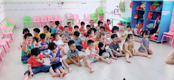 Hình ảnh vui chơi ngoài trời tại Nhóm Trẻ Ong Vàng