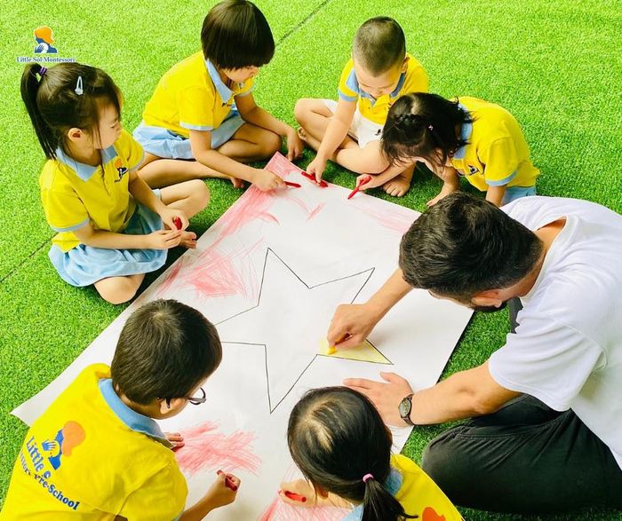 Hình ảnh khu vườn khám phá tại Little Sol Montessori - Không gian xanh giúp trẻ gần gũi với thiên nhiên