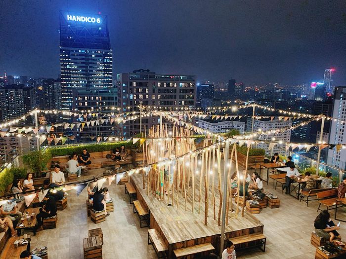 Góc hồ bơi lãng mạn tại Trill Rooftop - nơi ánh nắng hòa cùng làn nước trong xanh