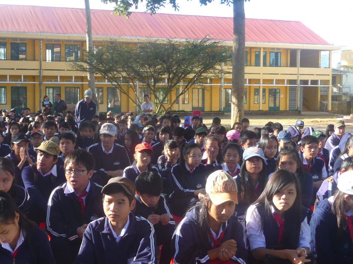 Toàn cảnh khuôn viên xanh mát THCS Lộc Sơn