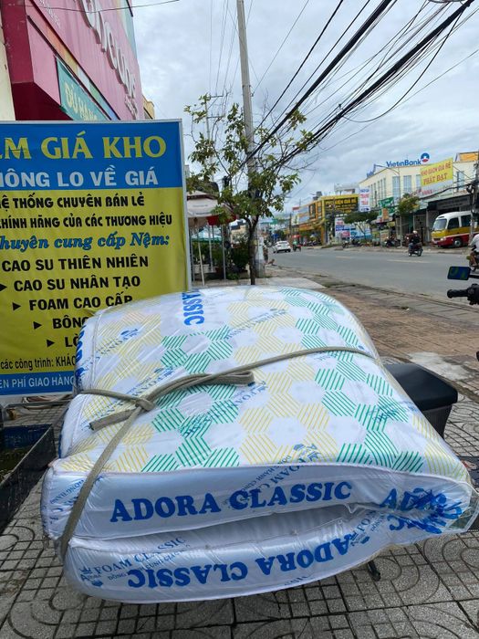 Không gian trưng bày đa dạng mẫu mã tại Nệm Giá Kho - Ảnh 2