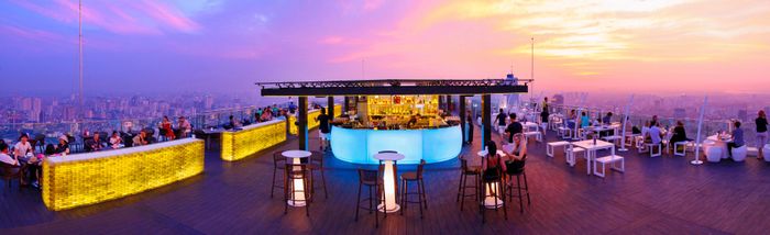 Toàn cảnh Hà Nội về đêm từ Top of Hanoi - Biển ánh đáng lung linh dưới chân