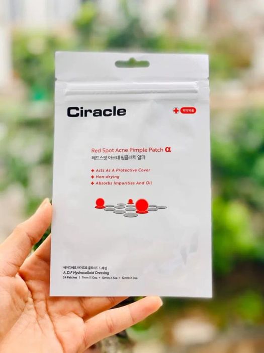 Hình ảnh cận cảnh miếng dán mụn Ciracle Acne Pimple Master Patch với công nghệ Hydrocolloid