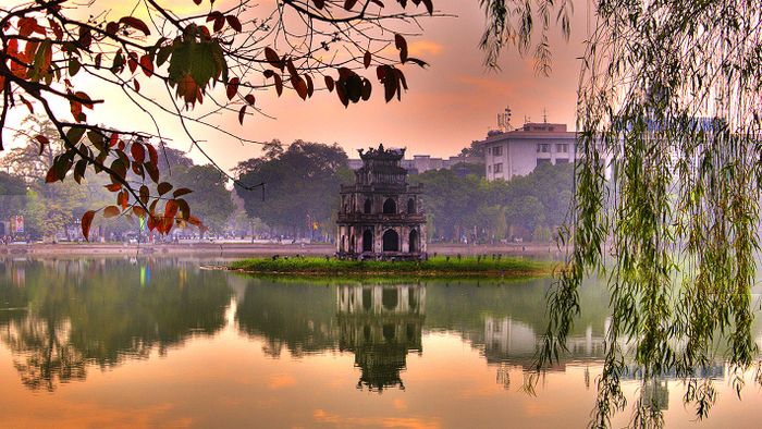 Hình ảnh Hồ Gươm lung linh trong nắng chiều (Nguồn: internet)