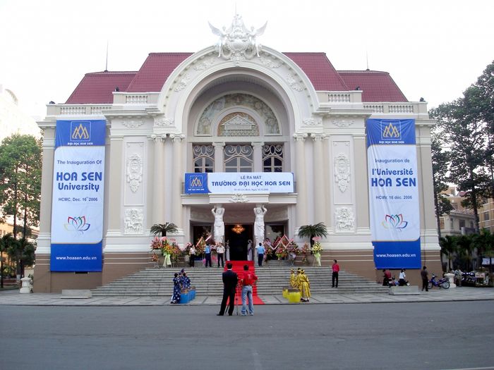 Hình ảnh khuôn viên xanh mát Đại học Hoa Sen