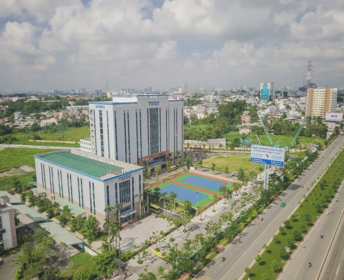 Hình ảnh khuôn viên hiện đại Đại học Công nghệ TP.HCM