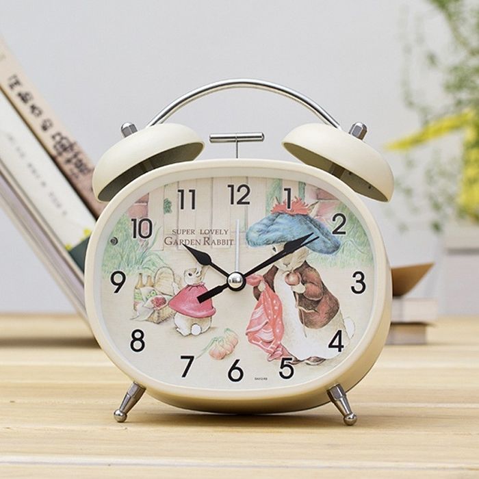 Vòng tròn thời gian với 12 con số vàng - vũ trụ thu nhỏ của chiếc đồng hồ đáng yêu