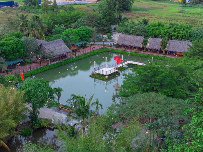 Không gian xanh mát tại Làng Ẩm Thực Cây Trường