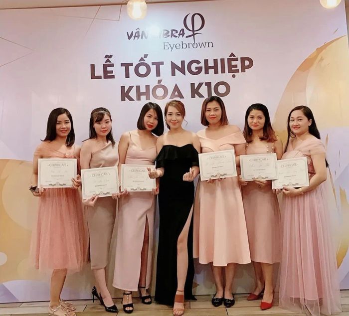 Khoảnh khắc Master Hoàng Cẩm Vân truyền nghề cho thế hệ kế thừa