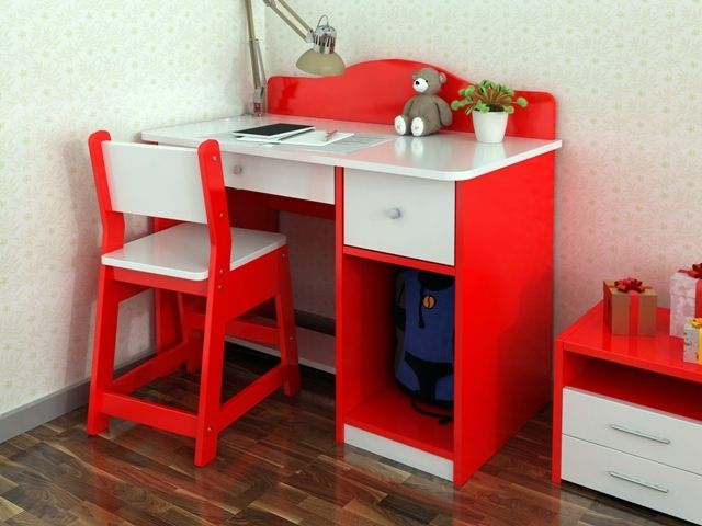 Góc học tập ngăn nắp với chiếc bàn gỗ rộng rãi - nơi lưu giữ tri thức và ước mơ