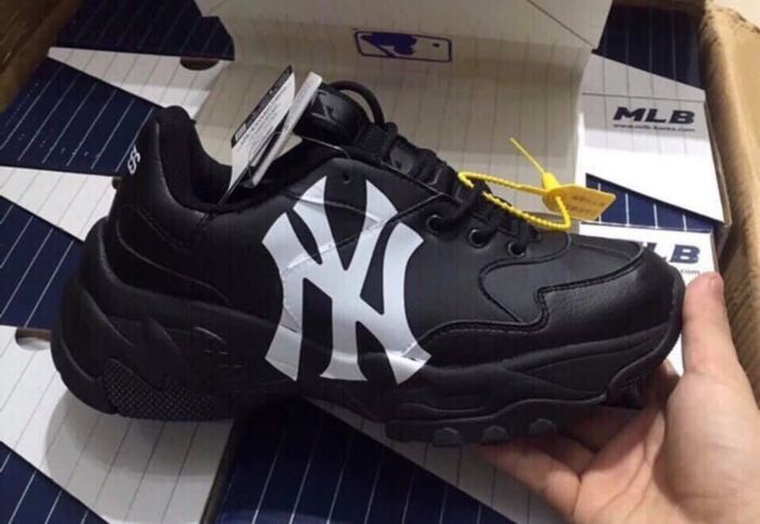 Không gian trưng bày ấn tượng tại Cox Shoes