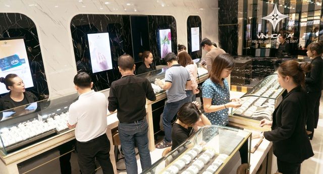 Không gian trưng bày sang trọng tại Vĩnh Cara Diamond Jewelry