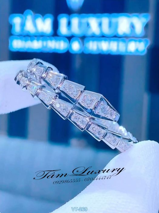 Hình ảnh không gian sang trọng của cửa hàng Tâm Luxury