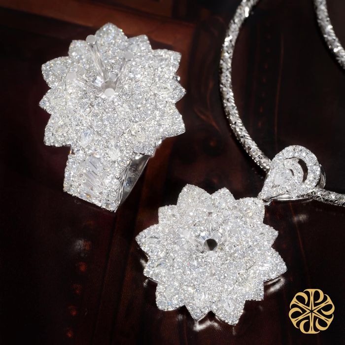 Không gian trưng bày sang trọng tại Phúc Vinh Diamond Jewelry