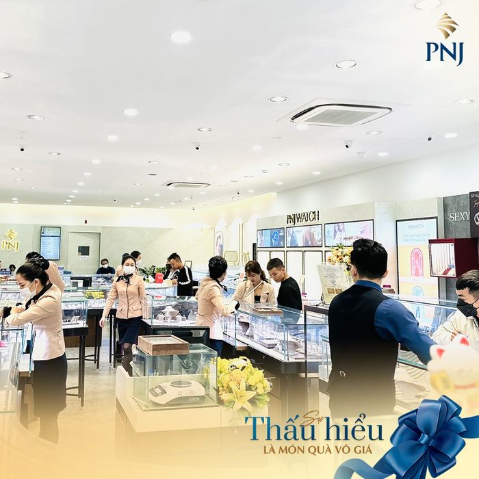 Hình ảnh sang trọng: Nhẫn kim cương PNJ Disney Collection đặt trong hộp sang trọng