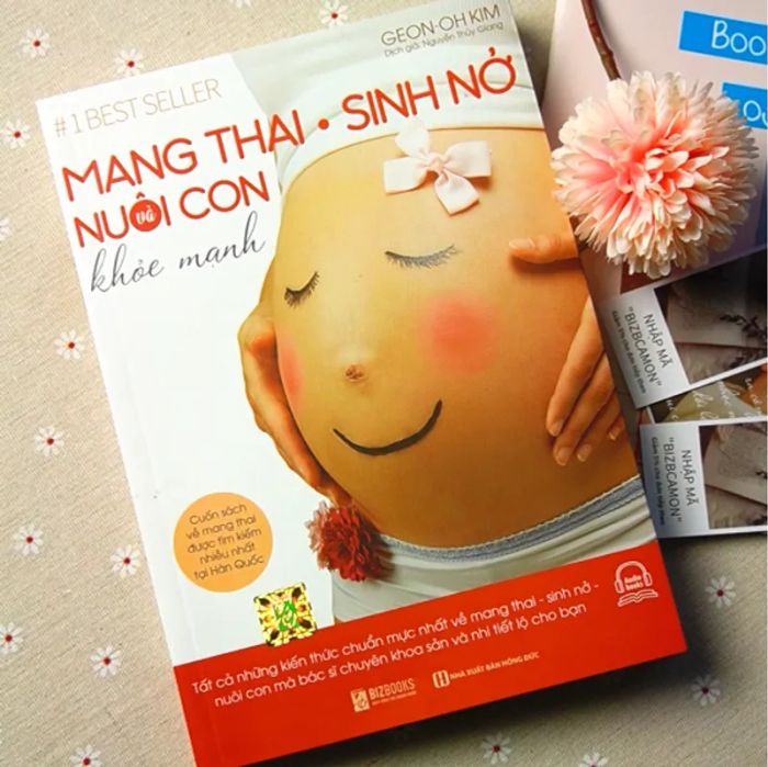 Hình ảnh đầu tiên từ cuốn sách 'Mang Thai Sinh Nở Và Nuôi Con Khỏe Mạnh' - mở ra hành trình kỳ diệu của thiên chức làm mẹ.