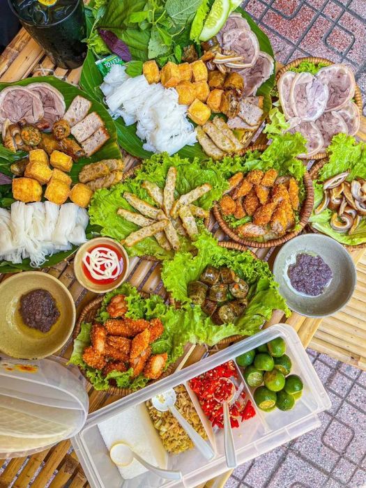 Bún Đậu Cu Ben - Từng miếng đậu giòn tan, từng phần topping hấp dẫn tại Nha Trang