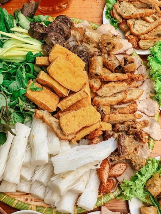 Bún Đậu Thị Cám - Hình ảnh 2, nơi bạn có thể thưởng thức những phần bún đậu đậm đà, với mắm tôm đặc trưng và các món ăn kèm hấp dẫn.