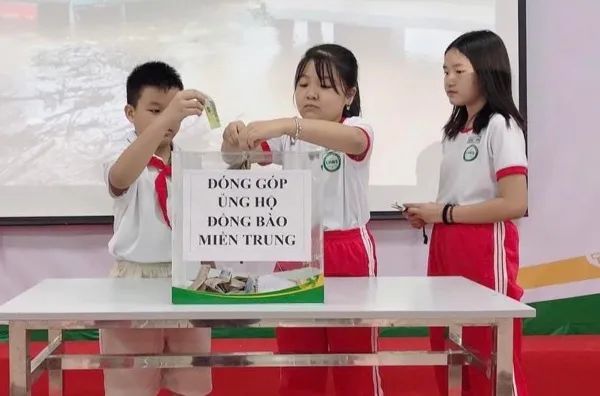 [Ảnh] Khoảnh khắc ấm lòng khi những món quà nhỏ được trao tận tay đồng bào vùng lũ (Nguồn: internet)
