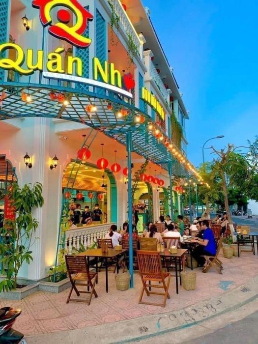 Quán Nhỏ Nha Trang ảnh 1 - Không gian quán đậm chất cổ xưa, với thiết kế hai tầng, tạo ra một không gian ấm cúng, phù hợp cho những buổi tụ họp cùng bạn bè và gia đình, cùng thưởng thức các món ăn ngon.