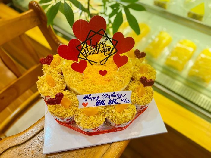 Hình ảnh những chiếc bánh trứng muối sáng tạo tại Trung Hiếu Bakery 2