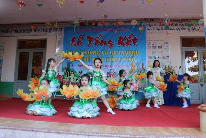 Giờ học ngoại khóa đầy niềm vui tại Trường Mầm Non Phường Bình Định (Ảnh 2)