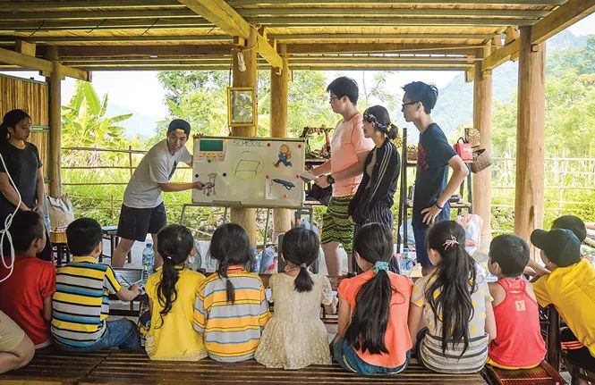 [Hình ảnh] Cảnh tượng xúc động khi học sinh quyên góp ủng hộ đồng bào miền Trung (Nguồn: internet)