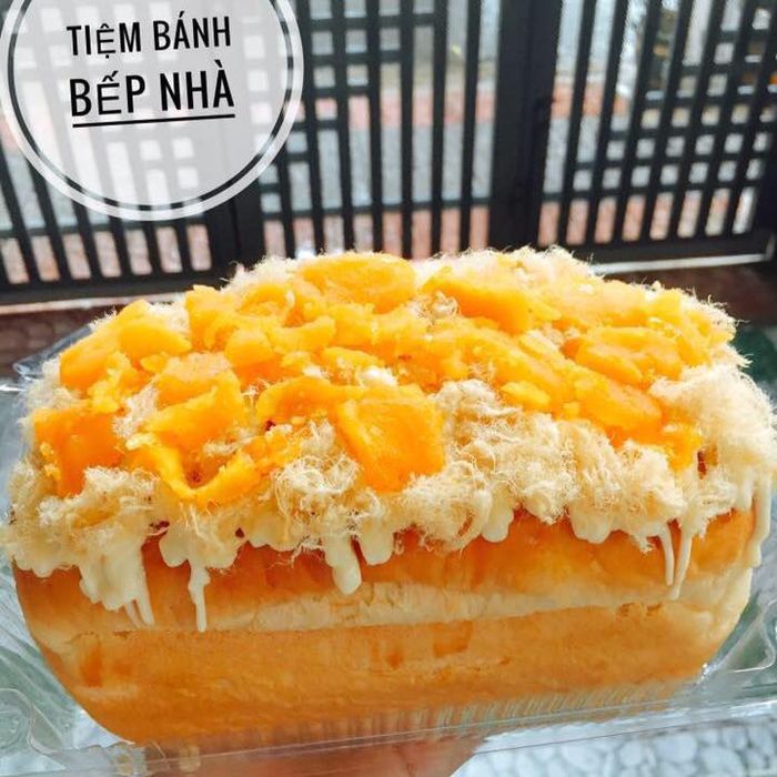 Hình ảnh bánh bông lan trứng muối sốt phô mai đặc trưng tại Bếp Nhà