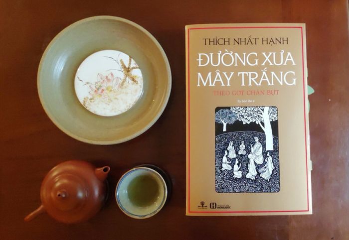 Đường xưa mây trắng ảnh 2 - Bước chân thảnh thơi trên lối mòn xưa, giữa trời mây trắng bồng bềnh.