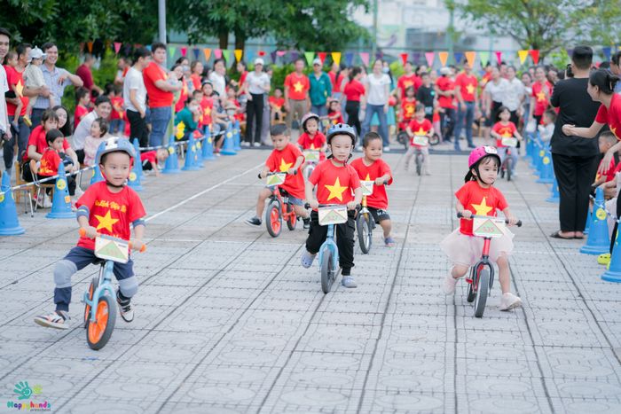 Giờ học ngoại trời đầy niềm vui tại Happy Hands Montessori School
