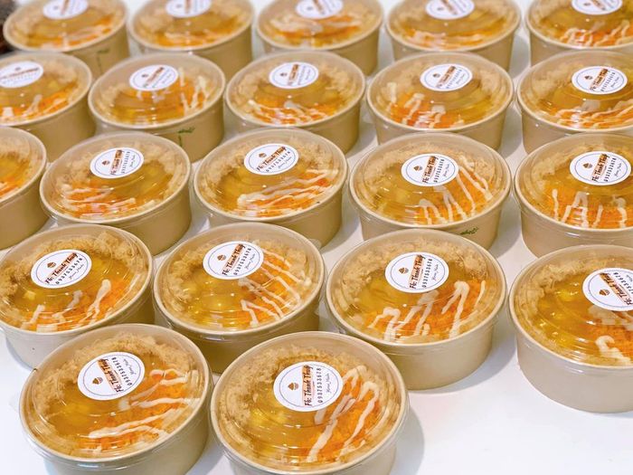 Hình ảnh những chiếc bánh bông lan trứng muối thơm ngon tại Tiệm bánh Thanh Thúy