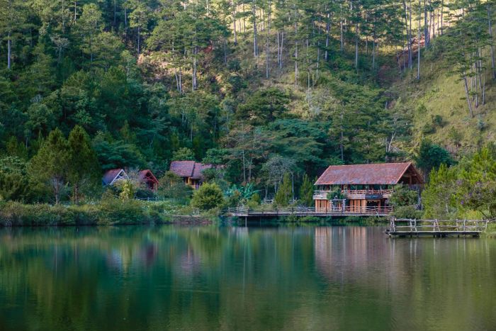 Khung cảnh thanh bình và mơ màng tại Làng Cù Lần - Ảnh 1
