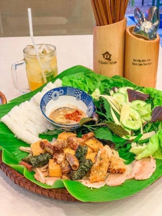 Quán Nhỏ Nha Trang ảnh 2 - Món ăn được bày biện đẹp mắt, đầy đủ các món ăn kèm như rau sống, dưa chuột, cà pháo muối sổi, và nước chấm đậm đà, hứa hẹn mang đến một bữa ăn trọn vẹn và không thể quên.