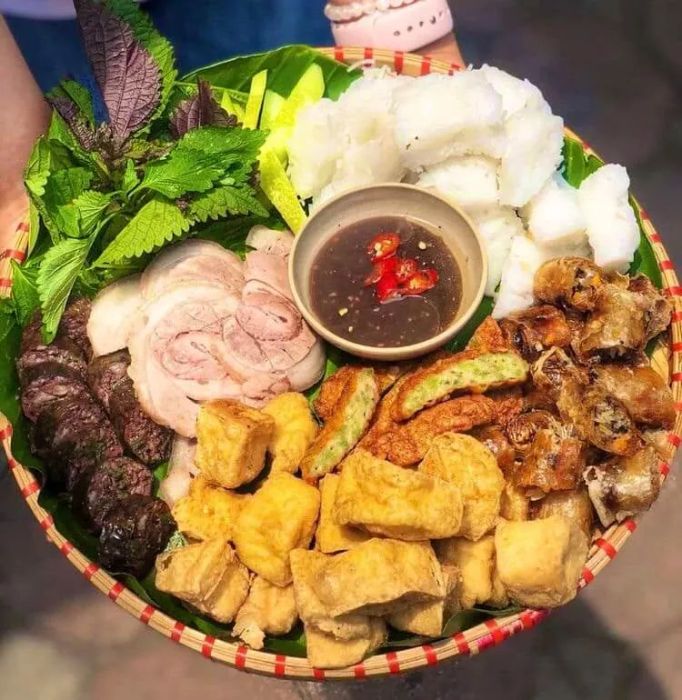 Bún Đậu Thị Cám - Hình ảnh 3, một góc nhìn khác về món bún đậu, đầy đủ topping và mắm tôm đặc sắc, mang đến trải nghiệm khó quên.