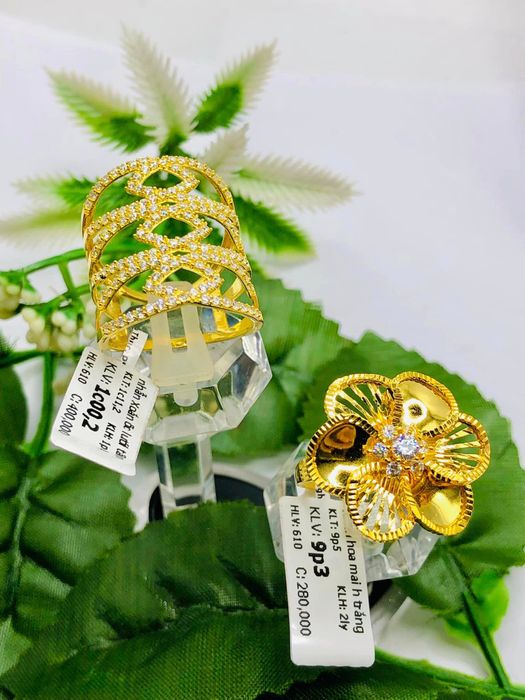 Khám phá không gian sang trọng của Tiệm Vàng Kim Ngân Mẫn qua ảnh chân thực - nơi mỗi món trang sức là một tác phẩm nghệ thuật đích thực.