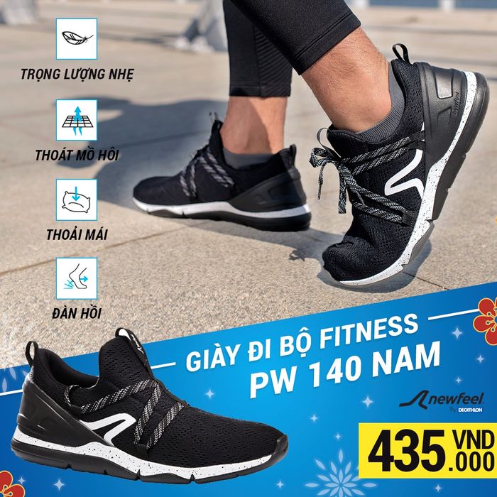 Khu vực trưng bày phụ kiện thể thao đa dạng tại Decathlon