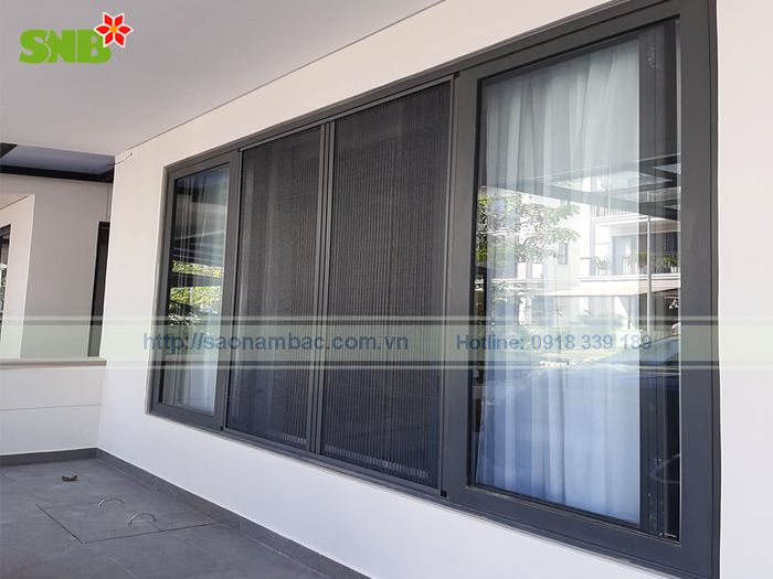Hình ảnh thi công thực tế cửa lưới chống muỗi của Sao Nam Bắc