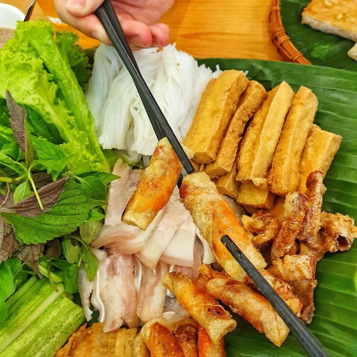 Bún Đậu Nia ảnh 2 - Một phần bún đậu đầy đặn, nổi bật với màu sắc hấp dẫn của đậu rán giòn, nem rán thơm lừng và mắm tôm đặc trưng, khiến bất cứ ai cũng phải mê mẩn.