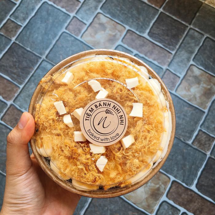 Những chiếc bánh bông lan trứng muối vàng ươm, bắt mắt được chế biến tỉ mỉ tại tiệm Nhi Nhi