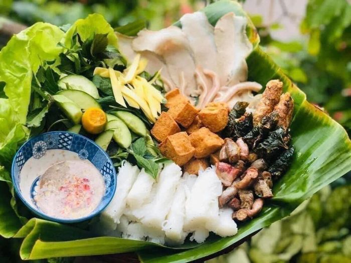 Quán Nhỏ Nha Trang ảnh 3 - Với không gian trang trí đậm chất cổ xưa, quán tạo ra một không khí ấm cúng, thân thiện, lý tưởng cho những buổi gặp gỡ bạn bè và gia đình, cùng thưởng thức những món ăn ngon tuyệt.