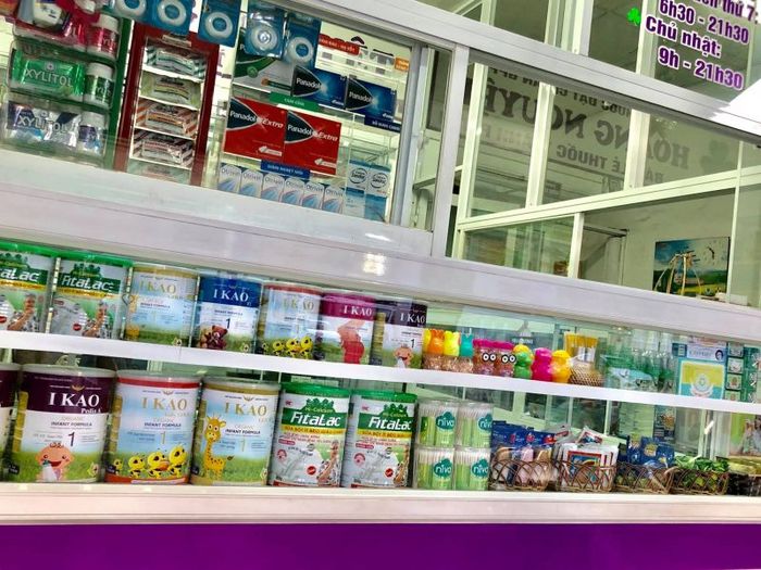Hình ảnh đội ngũ dược sĩ tận tâm của Nhà thuốc Hoàng Nguyệt
