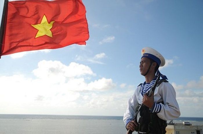 Bức ảnh tư liệu quý giá ghi lại khoảnh khắc biểu diễn đầy cảm xúc của các chiến sĩ nơi đảo xa (Nguồn: internet)