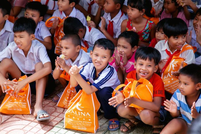 [Hình ảnh] Khoảnh khắc ấm áp khi học sinh đóng gói quà tặng cho trẻ em vùng cao (Nguồn: internet)