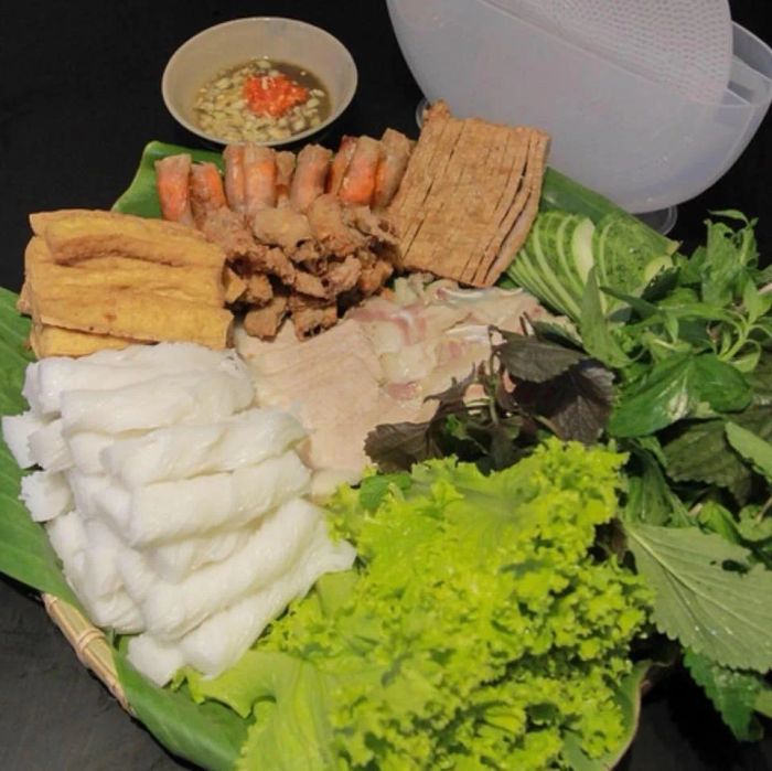 Bún Đậu Nia ảnh 3 - Chén bún đậu nóng hổi, đầy đủ các topping tươi ngon và mắm tôm pha chế chuẩn vị, tạo nên một món ăn hoàn hảo khó quên.