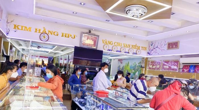 Khám phá không gian sang trọng của Tiệm Vàng Bạc Kim Hằng qua hình ảnh thực tế - nơi nghệ thuật kim hoàn tỏa sáng