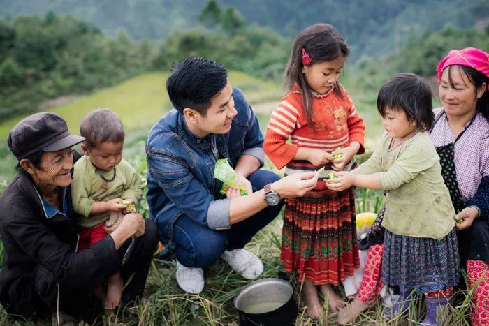 [Hình ảnh] Khoảnh khắc ấm áp khi đoàn thiện nguyện trao quà cho học sinh vùng cao (Nguồn: internet)