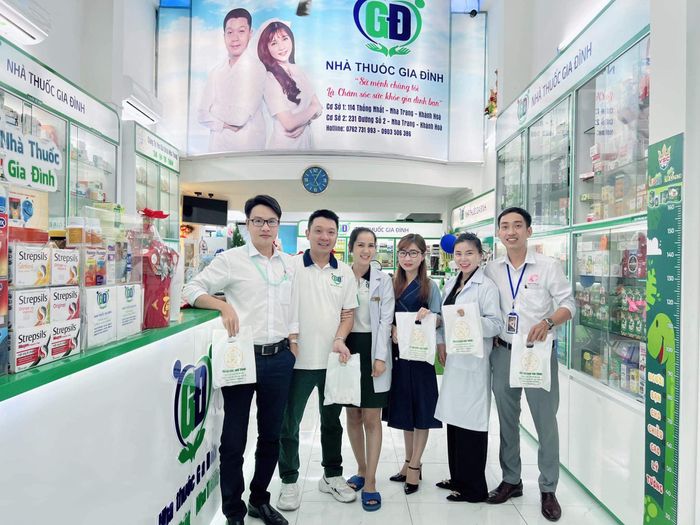 Hình ảnh đội ngũ dược sĩ tận tâm của Nhà thuốc Gia Đình