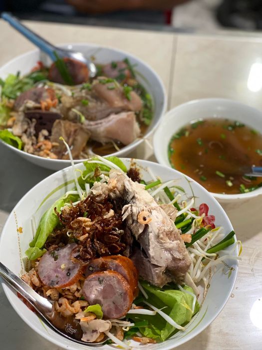 Hình ảnh tô hủ tiếu thơm ngon đặc trưng tại quán Sáu Sen
