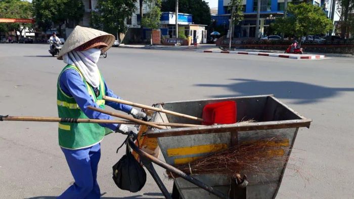 Hình ảnh minh họa ấn tượng về học sinh chung tay bảo vệ môi trường học đường (Nguồn: Internet)